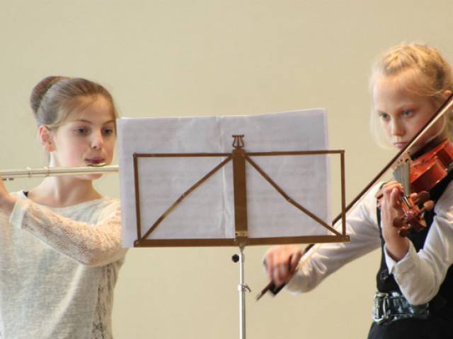 Skrundenieces krāj pieredzi vijolnieku koncertā-festivālā un ģitārspēles konkursā