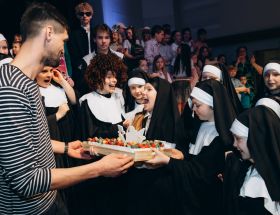 Spilgti, koši un grandiozi aizvadīta popiela “Jautrās bikses” 2025
