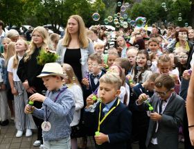 Skrundā ieskandināts jaunais mācību gads