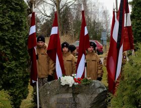 Piemiņas brīdis pie Memoriālā vagona