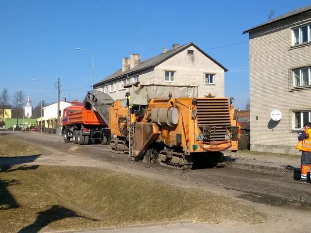 Tiek atsākti tranzītielas rekonstrukcijas darbi Skrundā