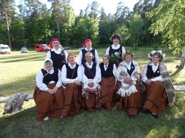 Raņķu folkloras kopa Kazdangā ieskandina festivālu 