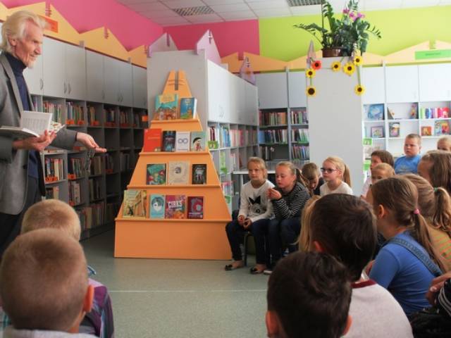 Projekts “Rakstnieks satiek lasītāju” Skrundas bērnu bibliotēkā