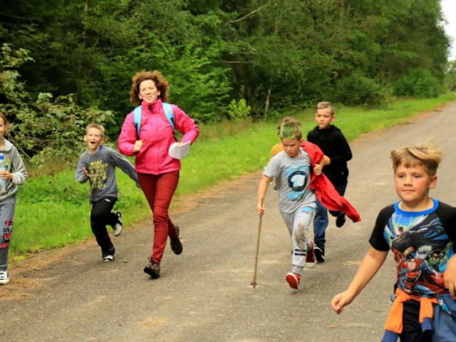 Skolēni piedalās Sporta dienā O. Kalpaka muzejā Airītēs