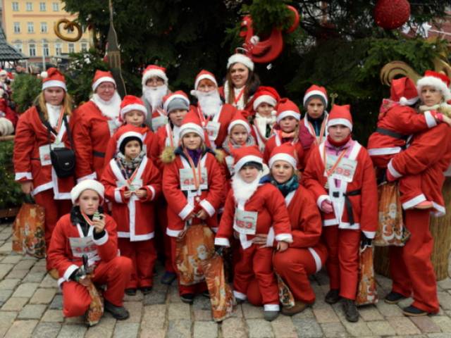 Nīkrāces pamatskola piedalās Ziemassvētku vecīšu labdarības skrējienā