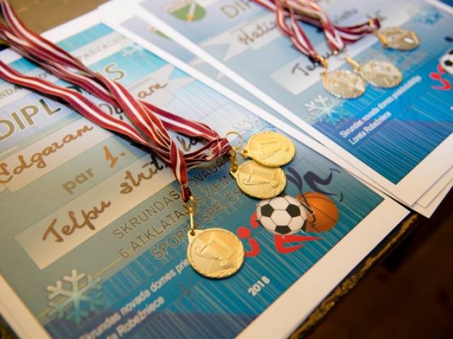 Medaļas, diplomi un kausi sadalīti