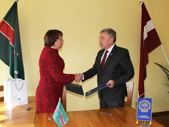 Parakstīts sadarbības līgums starp Skrundas novada pašvaldību un Latvijas Universitāti