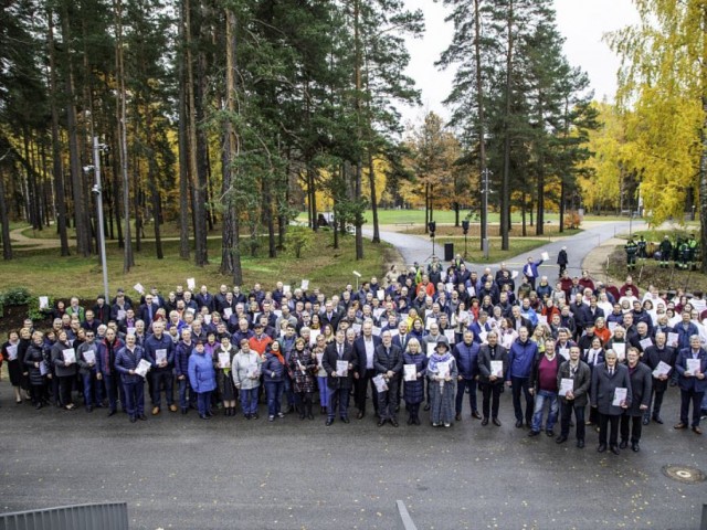 Mežaparka estrādē tapis unikāls pašvaldību veidots rododendru dārzs