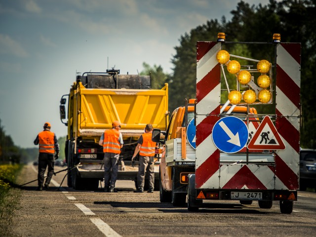 Aptauja: 53% autovadītāju autoceļu uzturēšanas laikā neievēro satiksmes ierobežojumus