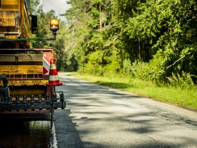 Kurzemes reģionā virsmas apstrāde plānota vairāk nekā 80 km garumā uz valsts autoceļiem ar sliktā tehniskā stāvoklī esošu segumu
