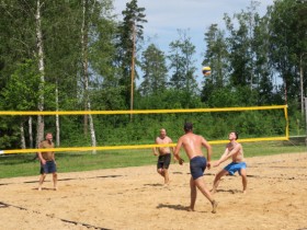 Skrundas novada pašvaldības komanda izcīna ceļojošo Jāņu kausu pludmales volejbolā