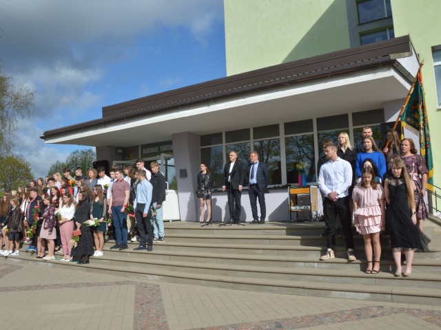 Skrundas vidusskolā 9. un 12. klašu skolēniem skanēja pēdējais zvans.