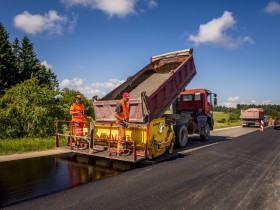 No Skrundas līdz Kalvenei atjauno ceļa segumu