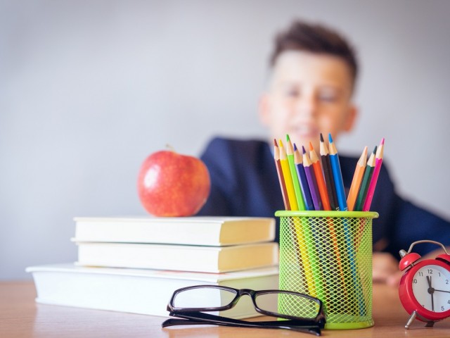 Mazaizsargāto ģimeņu bērniem iespējams saņemt bezmaksas skolas preču komplektus