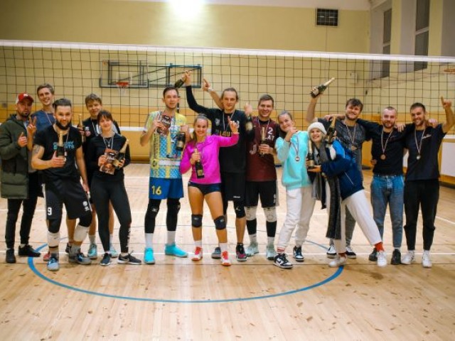 Skrundā noskaidroti uzvarētāji “MIX” volejbola turnīrā