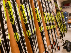 Kuldīgas novada sporta skola piedāvā iznomāt distanču slēpes