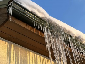 Kuldīgas novada būvvalde aicina attīrīt jumtus no sniega