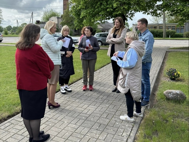 Biedrības “Darīsim paši” komisija dodas iepazīt konkursam pieteiktos projektus Skrundas apkaimē