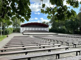 Skrundas estrādē atjauno skatītāju solus