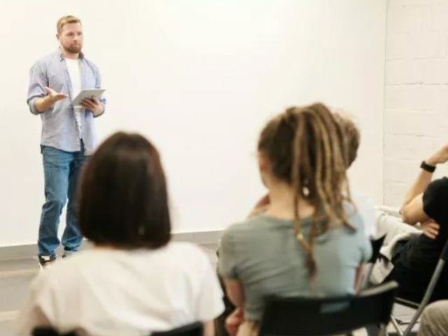 Pedagogiem varēs noteikt kompensāciju par transporta un mājokļa īres izdevumiem