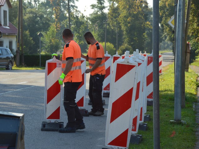 Skrundā uzsākta Raiņa ielas ietves pārbūve 