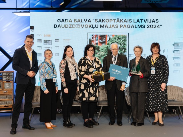 Skrundenieki iegūst balvas divās nominācijās konkursā “Latvijas sakoptākais daudzdzīvokļu mājas pagalms 2024”