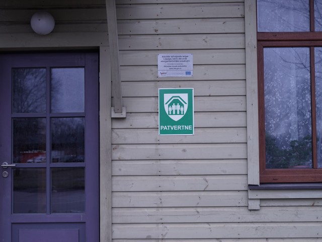 Kuldīgas novadā pie 24 ēkām pielikta norāde – patvertne