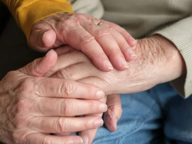 Izmaiņas Senioru dienas aprūpes centra un Aprūpes mājās pakalpojumu maksā