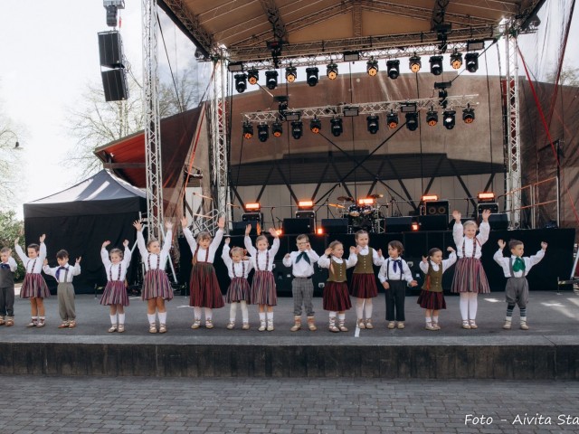 Gaidāms bērnu deju kolektīva 