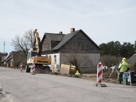 Skrundā notiek Kuldīgas ielas atjaunošanas darbi
