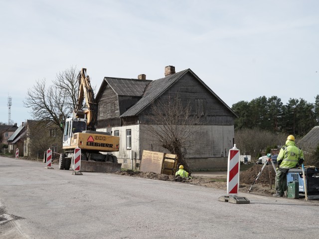 Skrundā notiek Kuldīgas ielas atjaunošanas darbi