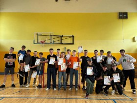 Jauniešu iniciatīvā Skrundas pamatskolā pulcē vairāk kā 50 florbola entuziastus 