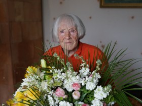 Sveicam simts gadu jubilejā skrundenieci Valiju Seklīti