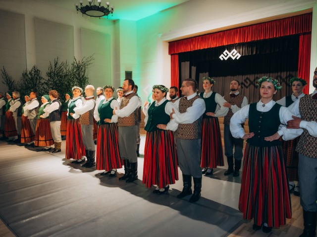Patriotiski, tautiski un iedvesmojoši izdejots deju koncerts “Es nāku no Skrundas”