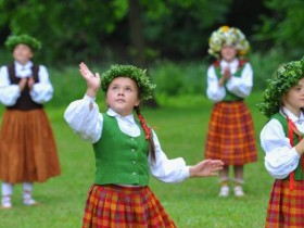 XIII Latvijas Skolu jaunatnes dziesmu un deju svētku dalībnieki savīsies kopīgā aktivitātē “Savīšanās ceļš”