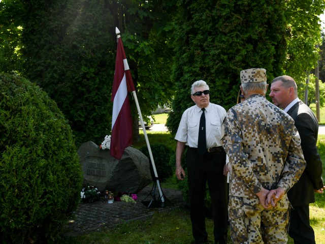 Skrundā piemin komunistiskā genocīda upurus