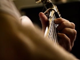 Skrundas Mūzikas skola aicina darbā ģitārspēles skolotāju