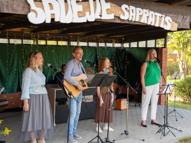 Jaunmuižā izskanējis draugu koncerts “Savējie sapratīs”