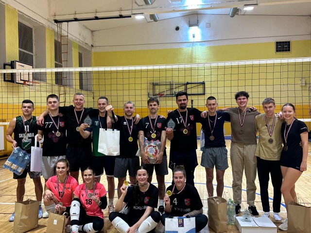 Aizvadīts nakts turnīrs volejbolā