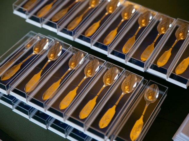 Pasniegs sudraba karotītes mazajiem novadniekiem