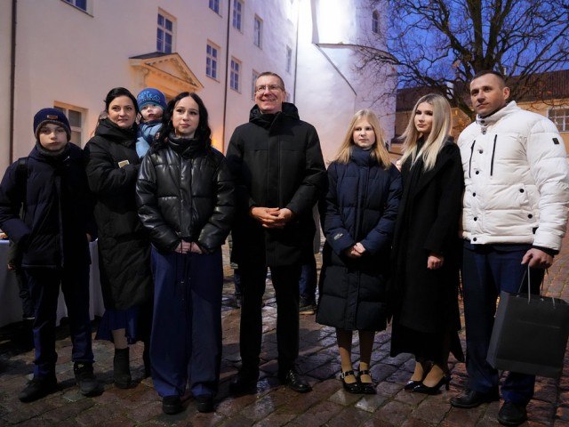 Stibu ģimene no Skrundas iededz egli kopā ar Valsts prezidentu